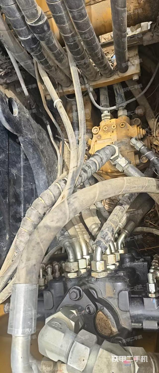 駕駛室頂部（整機外觀）