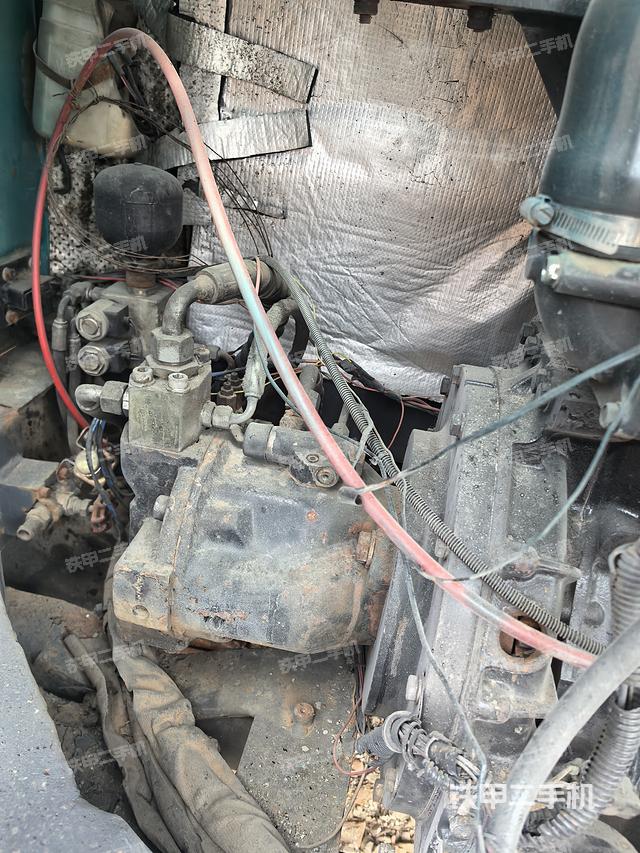液壓泵艙室正面整體(整機(jī)外觀) 液壓泵艙室正面整體(整機(jī)外觀)