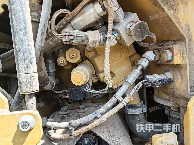 液壓泵艙室正面整體(整機外觀) 液壓泵艙室正面整體(整機外觀)