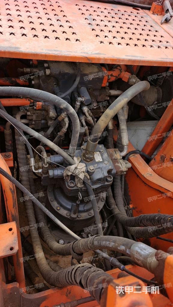 回轉(zhuǎn)馬達(dá)和主控閥（整機(jī)外觀）