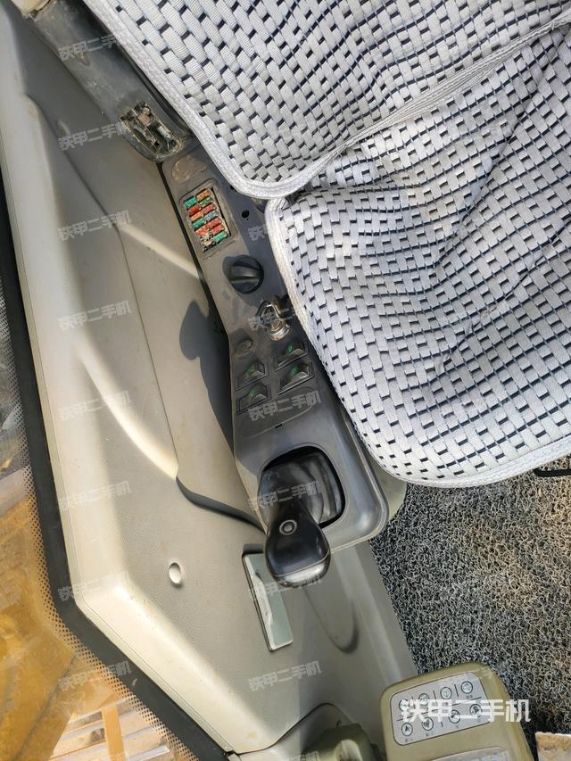 座椅右側(cè)控制臺/鑰匙門/油門/含右手柄（駕駛室部分）