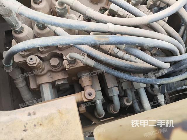 回转马达和主控阀（整机外观）