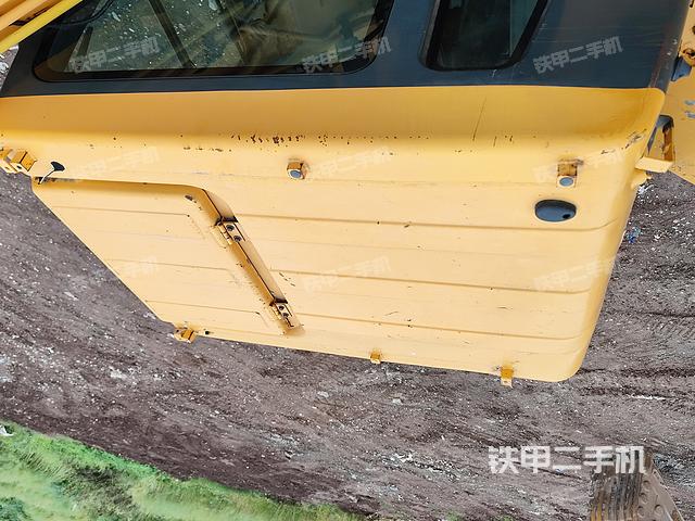 駕駛室頂部(整機(jī)外觀) 駕駛室頂部(整機(jī)外觀)