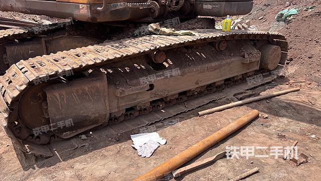 單側(cè)履帶整體(整機(jī)外觀) 單側(cè)履帶整體(整機(jī)外觀)