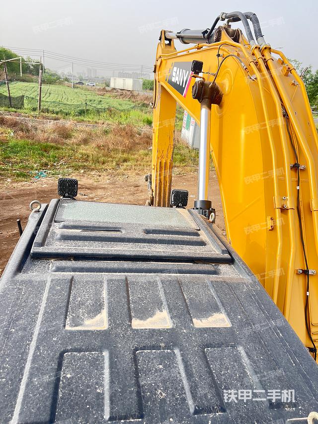 驾驶室顶部（整机外观）