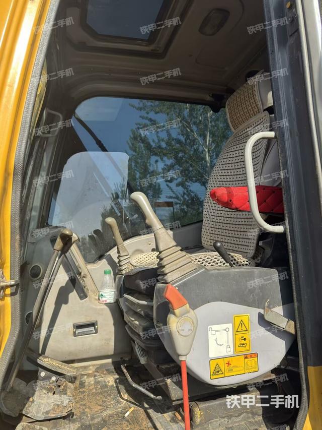 駕駛室頂部(整機外觀) 駕駛室頂部(整機外觀)