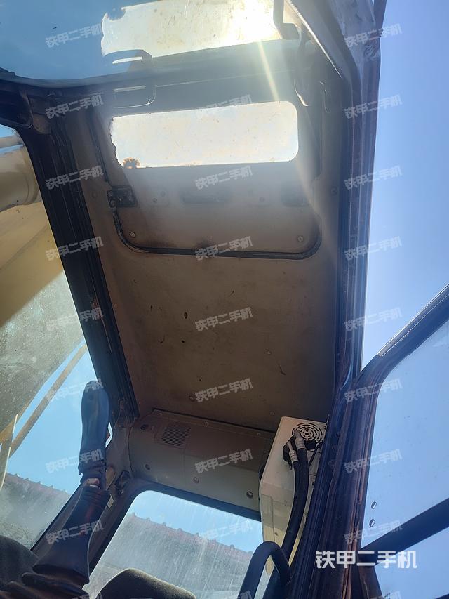 駕駛室頂部（整機外觀）