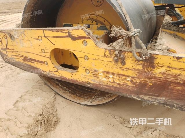 前輪右側(cè)減震塊連接及部件（壓路機(jī)前后車架）