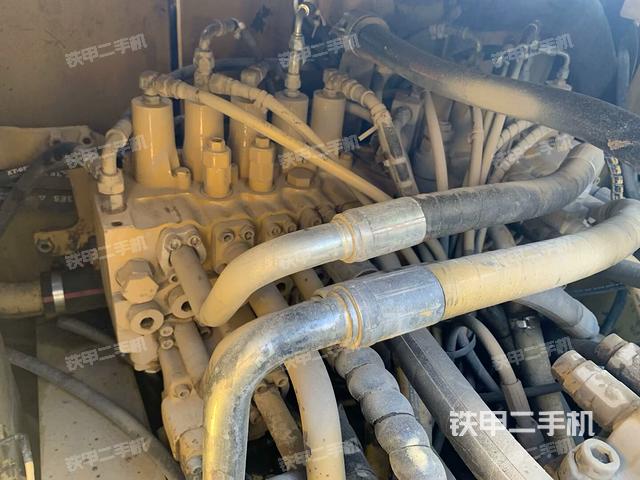 回轉(zhuǎn)馬達(dá)和主控閥（整機(jī)外觀）