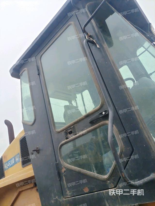 左側(cè)正面照（壓路機(jī)駕駛室）