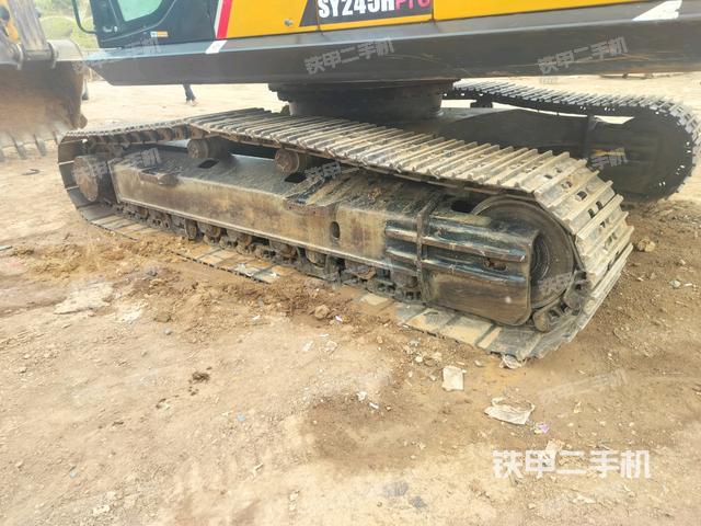 單側(cè)履帶整體(整機(jī)外觀) 單側(cè)履帶整體(整機(jī)外觀)