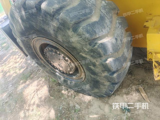 后輪右側(cè)全景（壓路機(jī)前后車架）