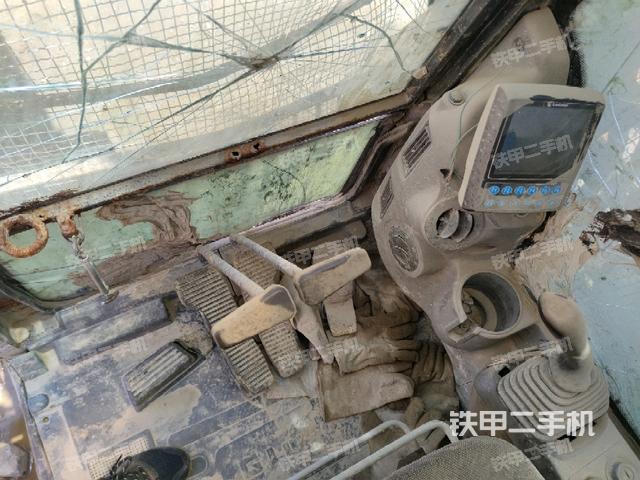 行走控制手柄和踏板?俯拍(駕駛室部分) 行走控制手柄和踏板?俯拍(駕駛室部分)