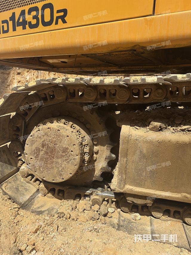 單側(cè)履帶整體(整機(jī)外觀) 單側(cè)履帶整體(整機(jī)外觀)