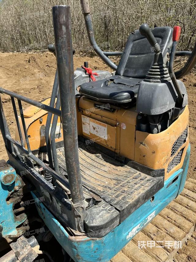 駕駛室頂部(整機(jī)外觀) 駕駛室頂部(整機(jī)外觀)