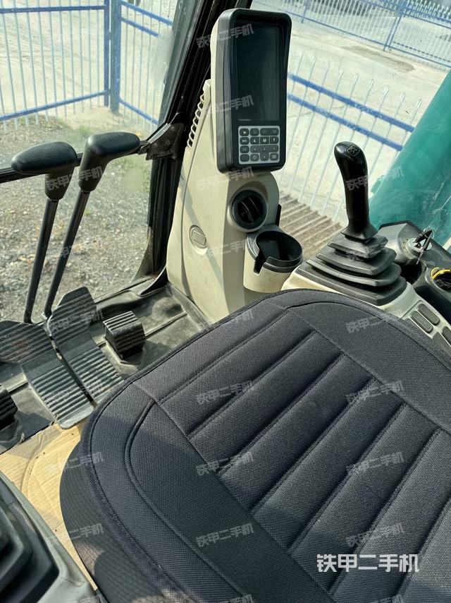 駕駛室整體(整機(jī)外觀) 駕駛室整體(整機(jī)外觀)