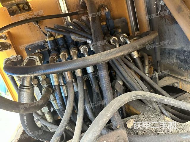 回轉(zhuǎn)馬達(dá)和主控閥（整機(jī)外觀）