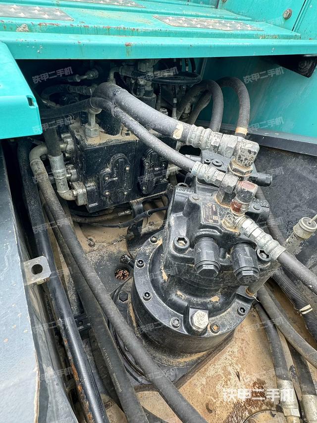 回轉(zhuǎn)馬達(dá)和主控閥(整機(jī)外觀) 回轉(zhuǎn)馬達(dá)和主控閥(整機(jī)外觀)