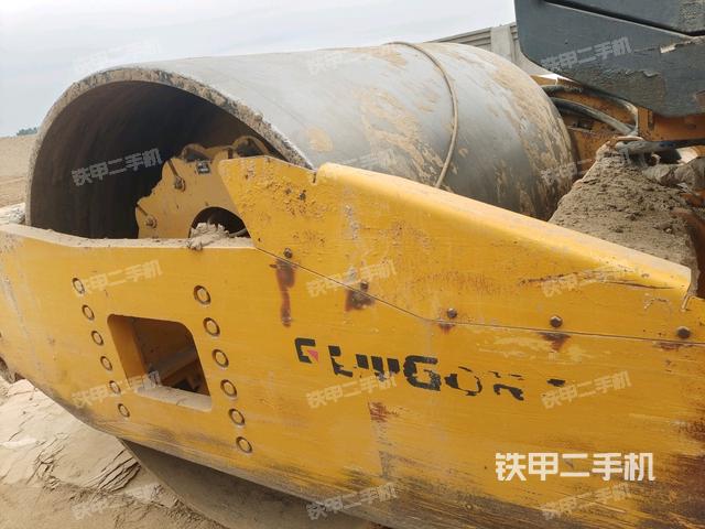 前輪右側(cè)減震塊連接及部件（壓路機(jī)前后車架）