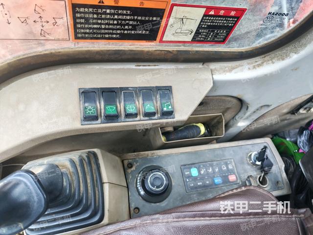 座椅右側(cè)控制臺/鑰匙門/油門/含右手柄(駕駛室部分) 座椅右側(cè)控制臺/鑰匙門/油門/含右手柄(駕駛室部分)