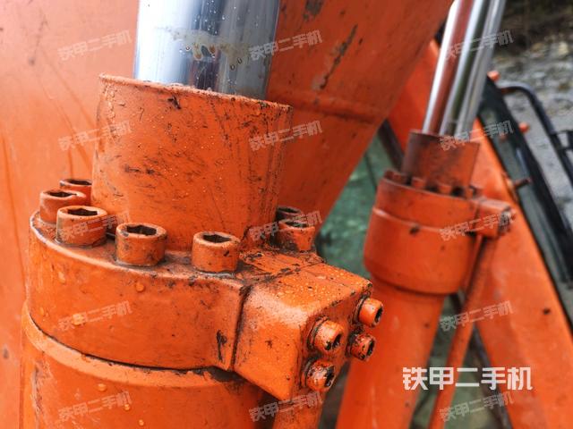 鏟斗右后整體(工作和回轉(zhuǎn)裝置) 鏟斗右后整體(工作和回轉(zhuǎn)裝置)