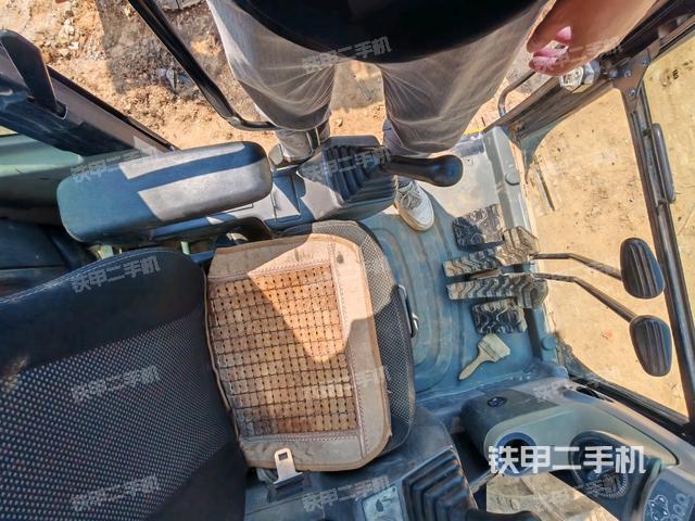 行走控制手柄和踏板?俯拍(駕駛室部分) 行走控制手柄和踏板?俯拍(駕駛室部分)