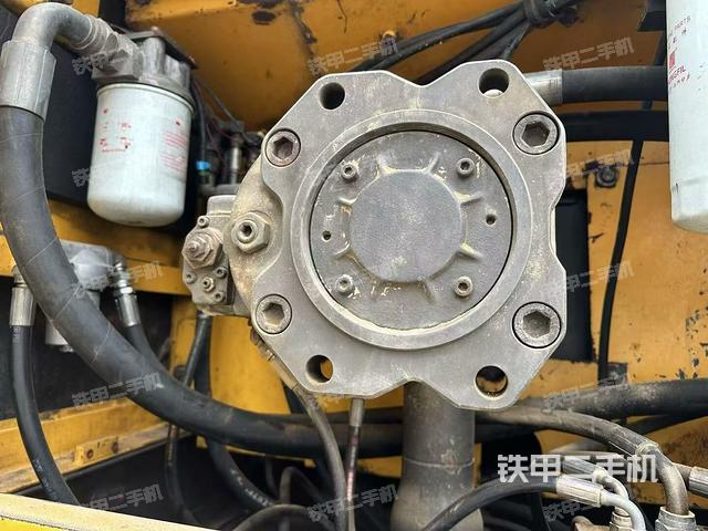 液压泵舱室正面整体（整机外观）