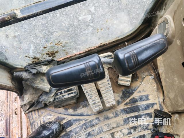 行走控制手柄和踏板?俯拍(駕駛室部分) 行走控制手柄和踏板?俯拍(駕駛室部分)