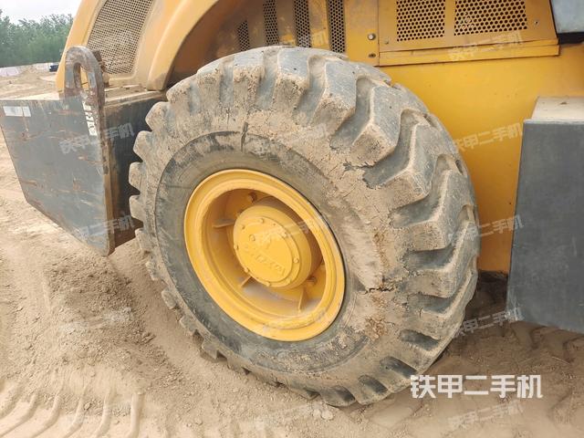 前輪左側(cè)減震塊連接及部件（壓路機(jī)前后車架）