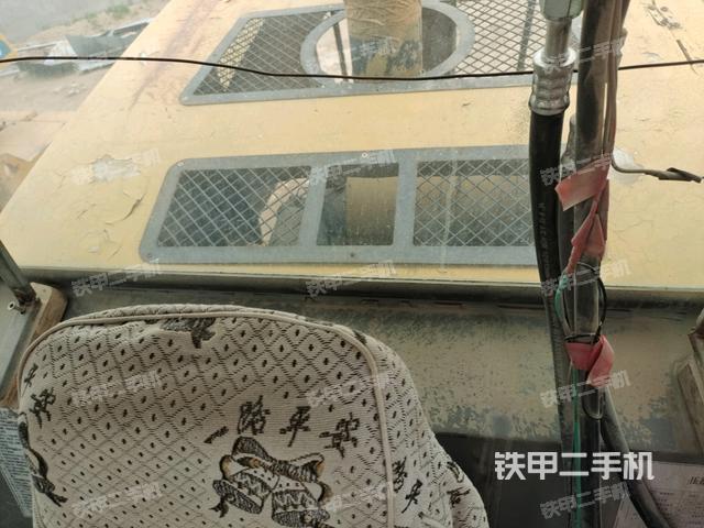 操作臺全景（壓路機(jī)駕駛室）