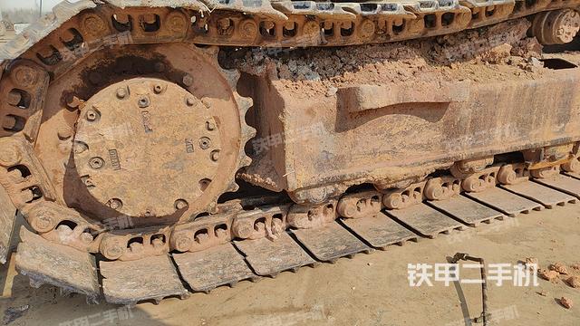 單側(cè)履帶整體(整機(jī)外觀) 單側(cè)履帶整體(整機(jī)外觀)