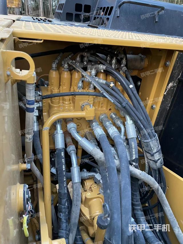 回轉(zhuǎn)馬達(dá)和主控閥（整機(jī)外觀）