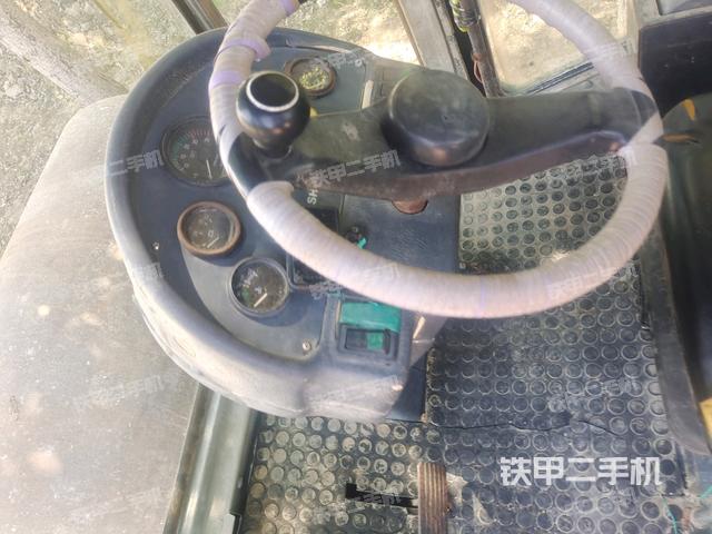 駕駛室內(nèi)座椅、儀表操作手柄全景（壓路機(jī)駕駛室）