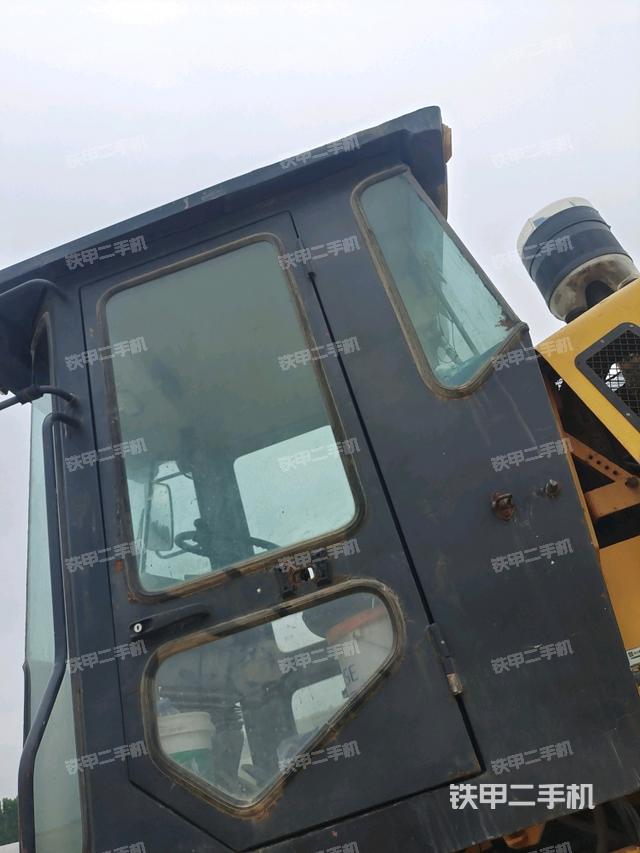 右側(cè)正面照（壓路機(jī)駕駛室）