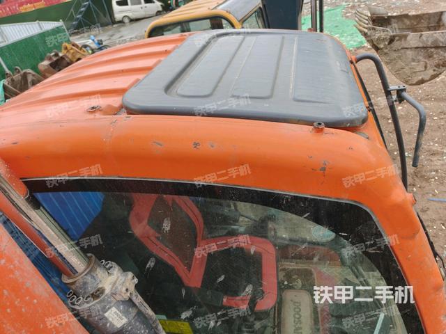 駕駛室頂部（整機外觀）