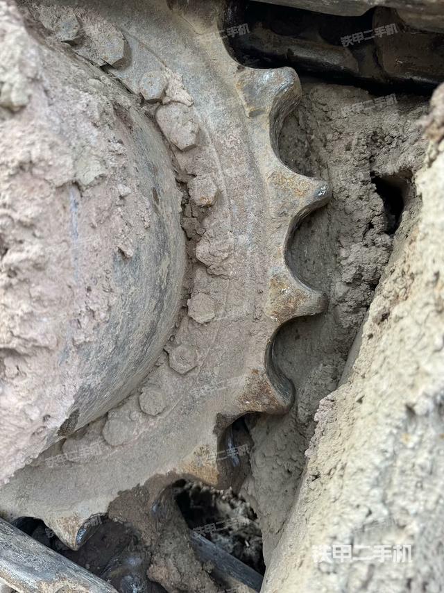 單側(cè)履帶整體(整機(jī)外觀) 單側(cè)履帶整體(整機(jī)外觀)