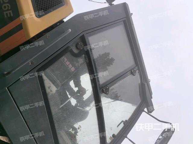 左側(cè)正面照（壓路機駕駛室）