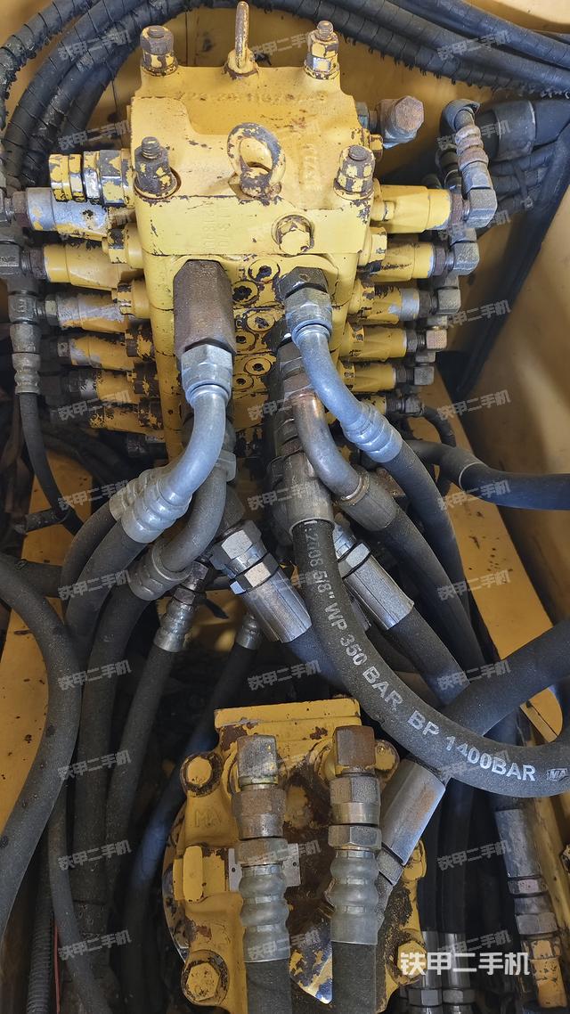 回转马达和主控阀（整机外观）