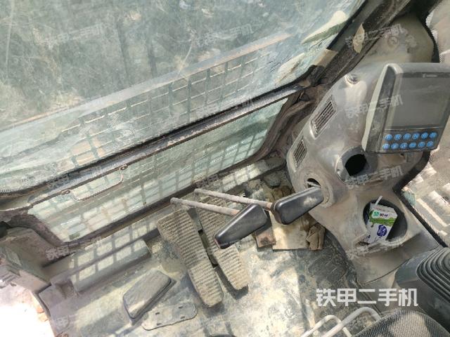 行走控制手柄和踏板 俯拍(驾驶室部分) 行走控制手柄和踏板 俯拍(驾驶室部分)