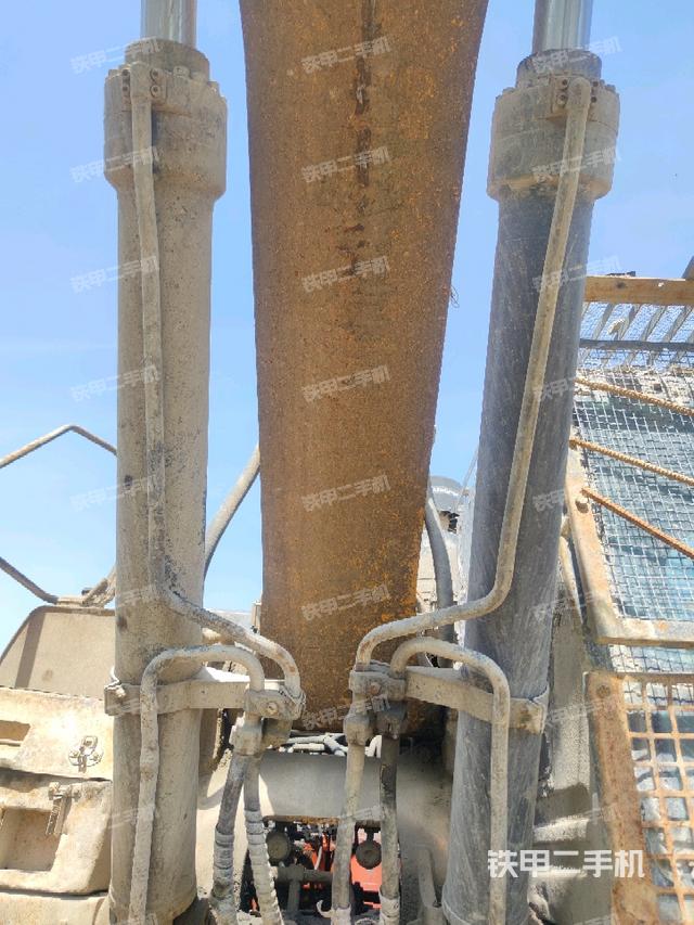大臂油缸整体 竖拍(工作和回转装置) 大臂油缸整体 竖拍(工作和回转装置)