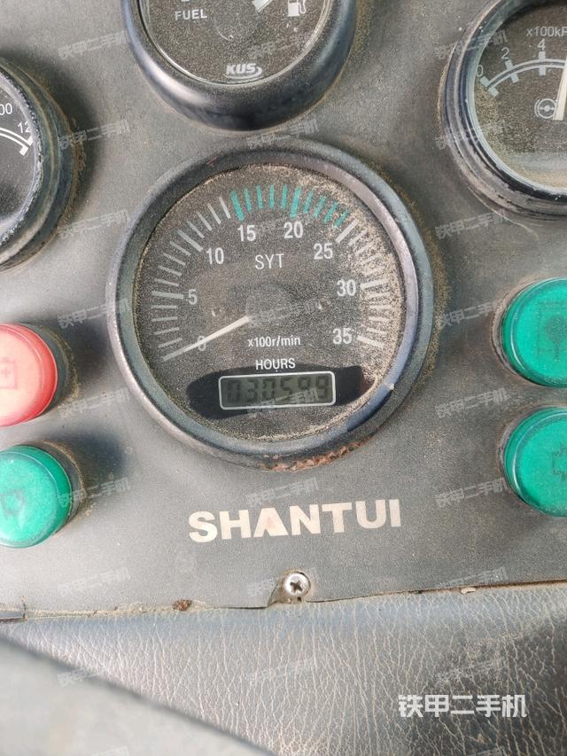 操作臺全景（壓路機駕駛室）