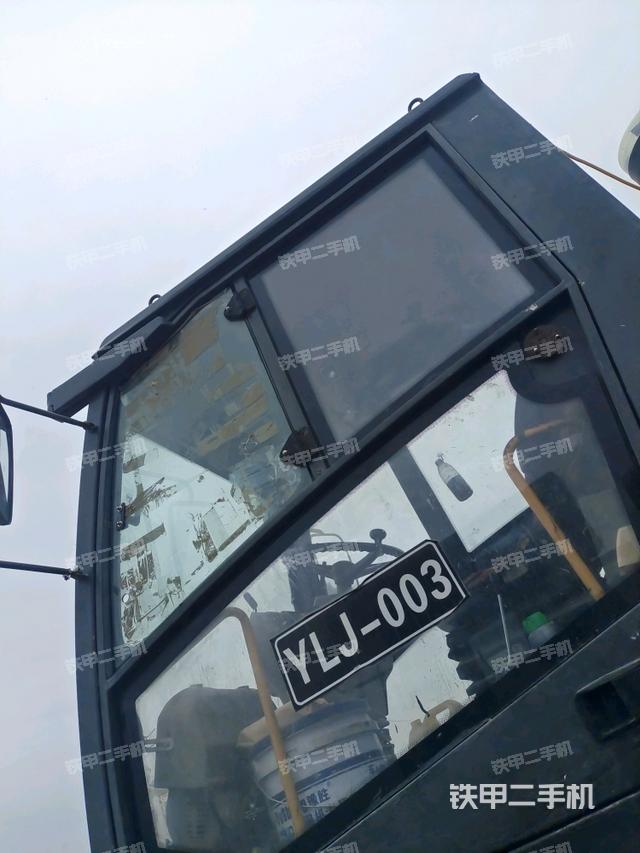 右側(cè)正面照（壓路機(jī)駕駛室）