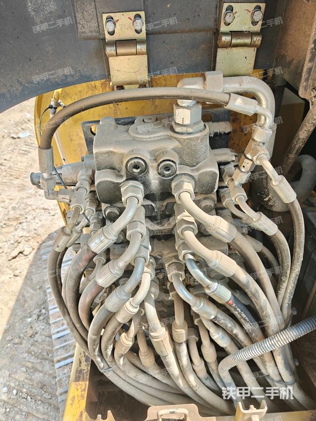 回轉(zhuǎn)馬達(dá)和主控閥（整機(jī)外觀）