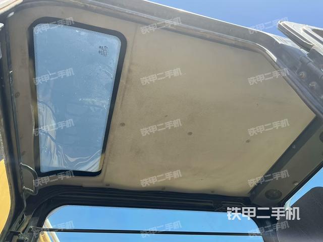 駕駛室頂部(整機(jī)外觀) 駕駛室頂部(整機(jī)外觀)