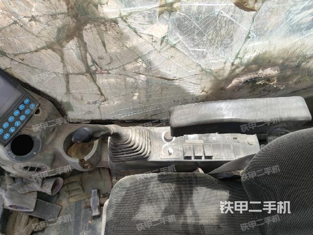 座椅右侧控制台/钥匙门/油门/含右手柄(驾驶室部分) 座椅右侧控制台/钥匙门/油门/含右手柄(驾驶室部分)