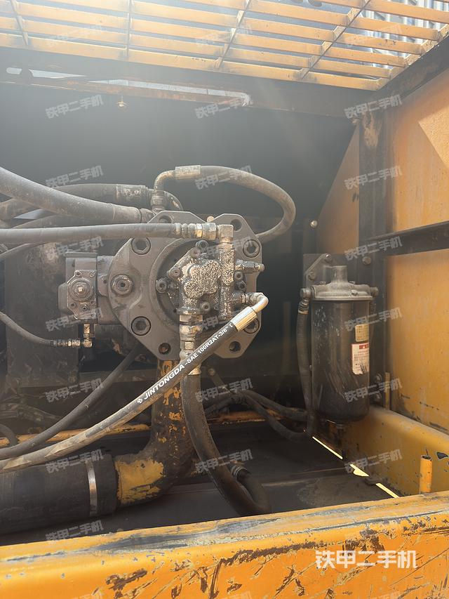 液壓泵艙室正面整體(整機(jī)外觀) 液壓泵艙室正面整體(整機(jī)外觀)