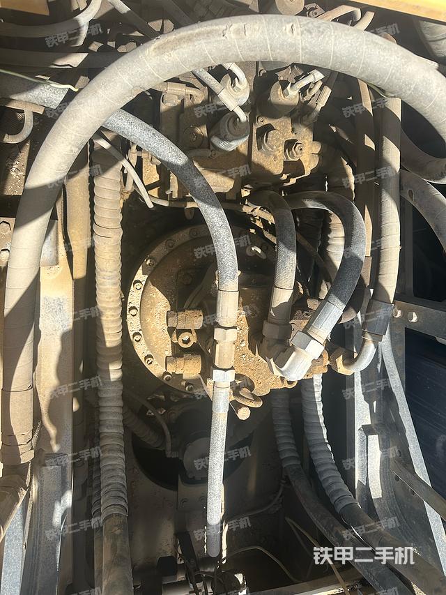 回轉(zhuǎn)馬達(dá)和主控閥（整機(jī)外觀）