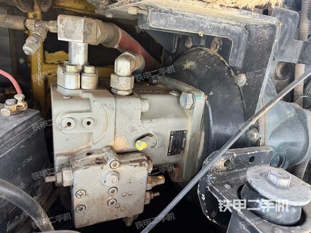 液壓泵艙室正面整體(整機外觀) 液壓泵艙室正面整體(整機外觀)