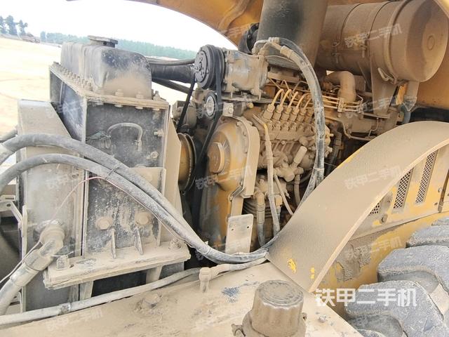 發(fā)動(dòng)機(jī)左側(cè)全景（壓路機(jī)發(fā)動(dòng)機(jī)艙）