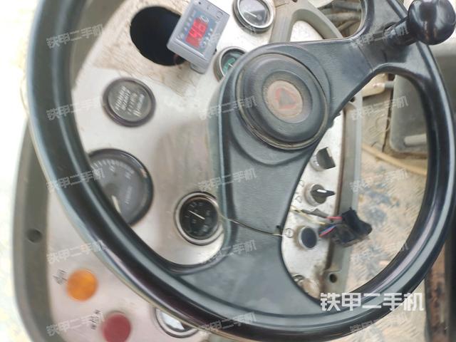 駕駛室側(cè)向上照全景（壓路機(jī)駕駛室）